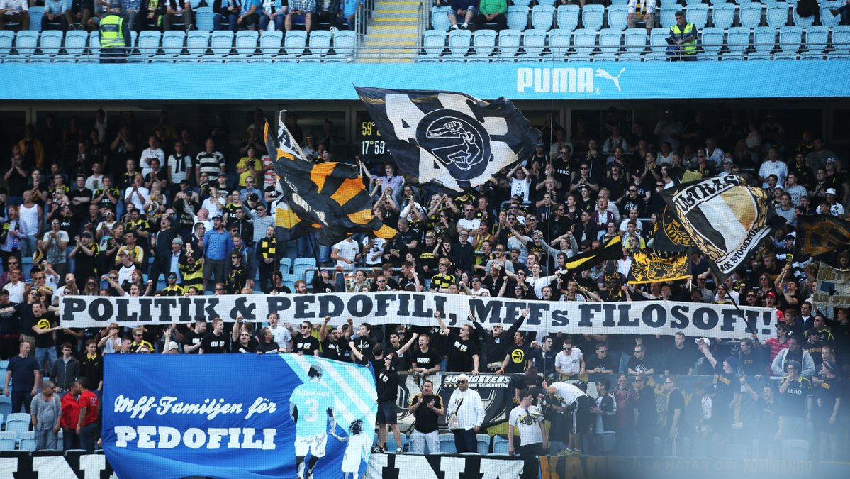 AIK-fansens banderoll mot Malmö FF ("pedofili"-delen syftar på MFF-backen Miiko Albornoz, som dömts för sexbrott).
